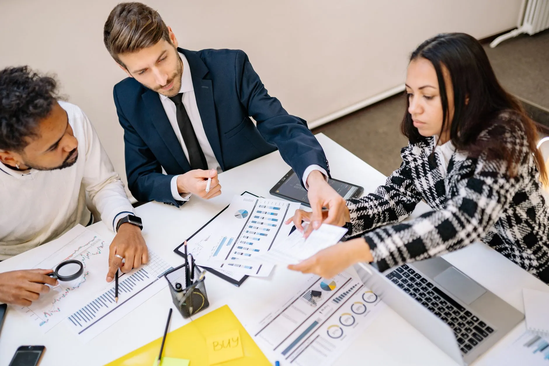 Команда продаж обсуждает сделки в CRM